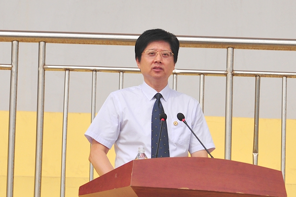 副校长、军训工作领导小组组长朱军做动员讲话