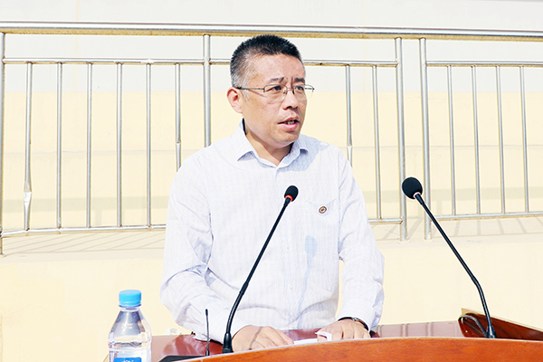 党委办公室（学院办公室）主任、军训工作领导小组副组长田玉胜宣布军训团教官成员名单