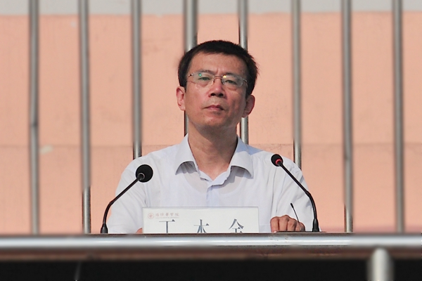 学生工作处处长（武装部部长）、军训工作领导小组副组长、2019级新生军训团政委丁木金主持会议