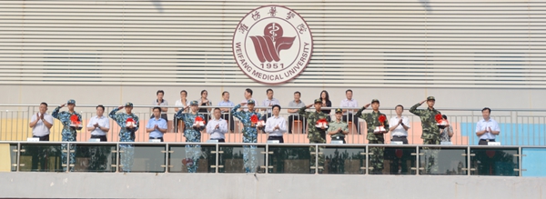 为7名2019年参军入伍的潍医学子佩戴大红花