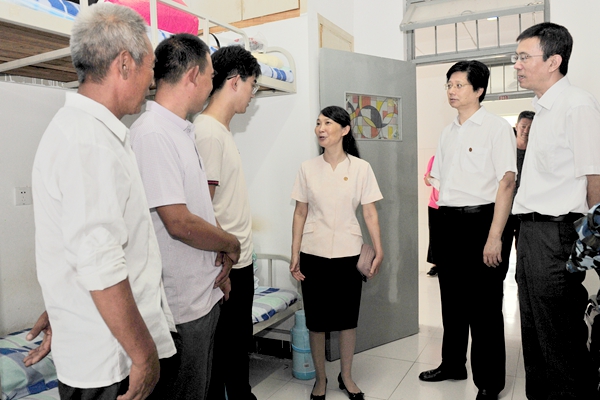 校领导看望“利奇马”台风受灾地区新生