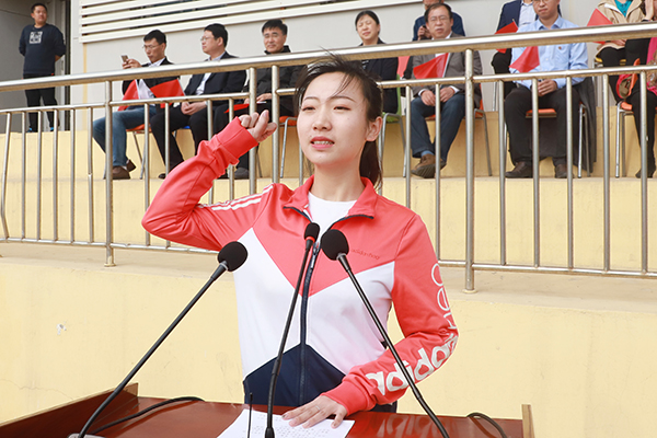 运动员代表王洪平宣誓 运动员代表王洪平宣誓