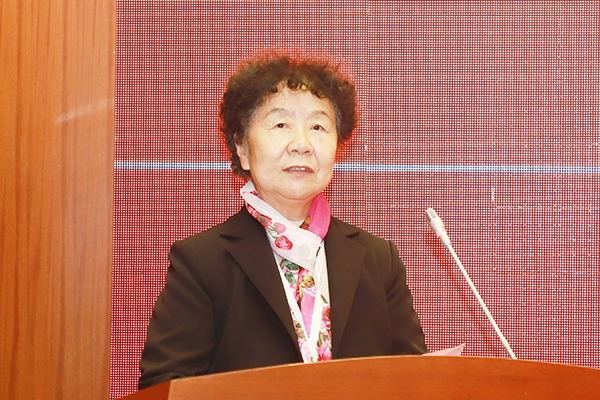 总裁判长、山东大学娄凤兰教授宣读比赛结果 总裁判长、山东大学娄凤兰教授宣读比赛结果