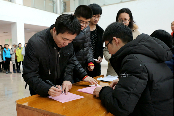 选民凭选举证领取选票