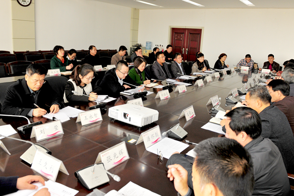 与会人员发言讨论