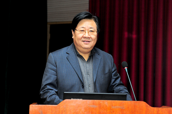 副校长孙宏伟主持报告会