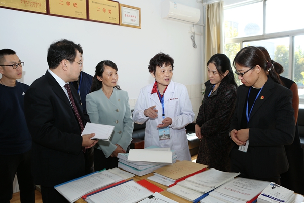 专家组查阅教学资料