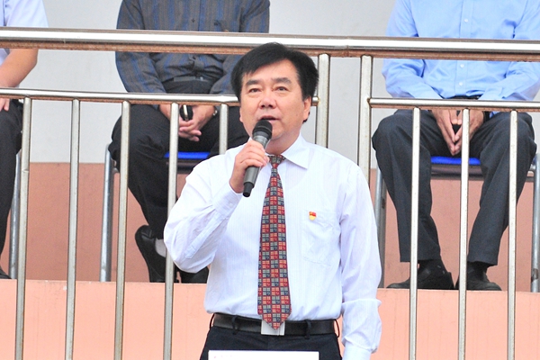 李欣章宣布2018级学生军训汇报检阅开始 李欣章宣布2018级学生军训汇报检阅开始