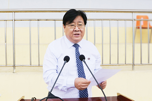 孙宏伟宣读《关于表彰2018级学生军训队列先进集体、内务卫生先进集体和先进个人的决定》 孙宏伟宣读《关于表彰2018级学生军训队列先进集体、内务卫生先进集体和先进个人的决定》