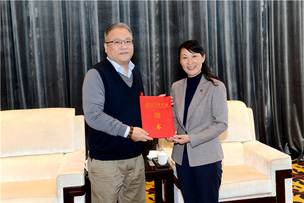 校长管英俊为曾小峰教授颁发客座教授聘书 校长管英俊为曾小峰教授颁发客座教授聘书