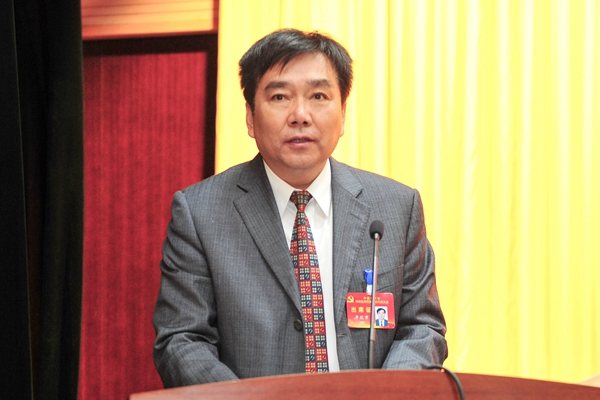 校党委书记李欣章作报告