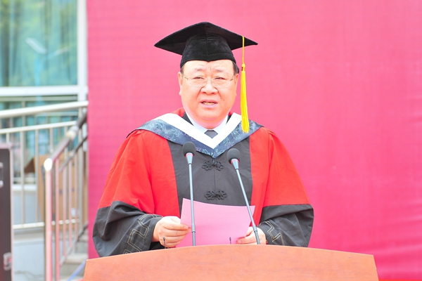 副校长孙宏伟宣读《潍坊医学院授予博士、硕士学位的决定》