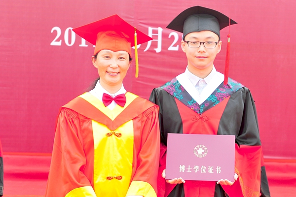 管英俊教授为获得博士学位的毕业生授予学位，颁发学位证书