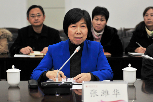 校党委副书记张潍华主持会议并作专题汇报 校党委副书记张潍华主持会议并作专题汇报