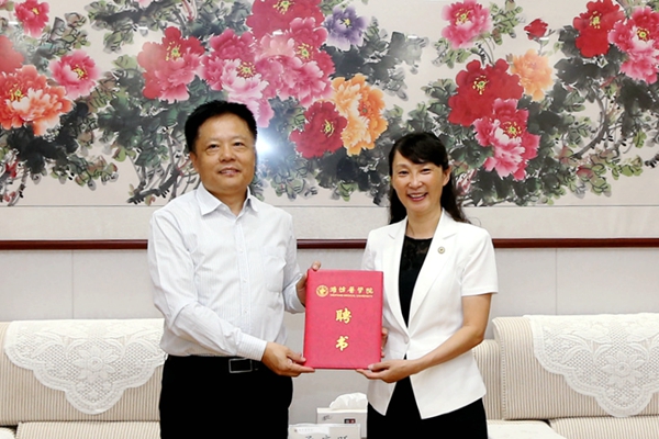 管英俊为孟庆跃教授颁发特聘教授聘书 管英俊为孟庆跃教授颁发特聘教授聘书