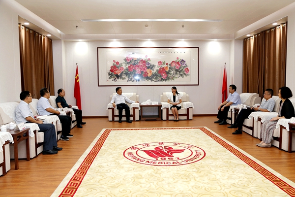 校领导与孟庆跃教授、杨其峰教授会前座谈 校领导与孟庆跃教授、杨其峰教授会前座谈