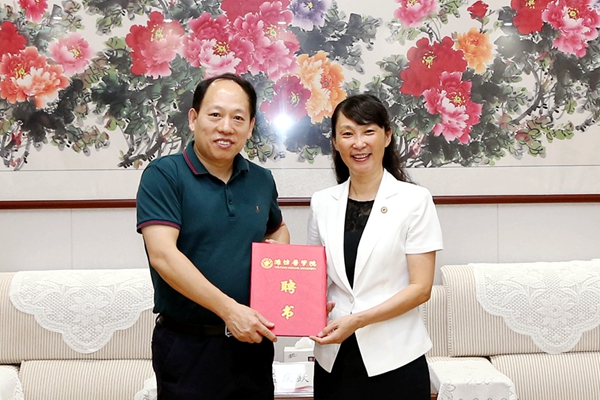 管英俊为杨其峰教授颁发特聘教授聘书 管英俊为杨其峰教授颁发特聘教授聘书