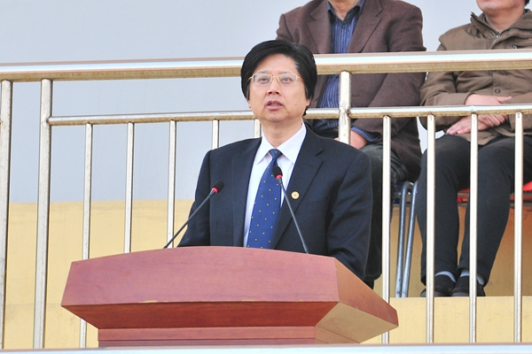 副校长朱军主持闭幕式