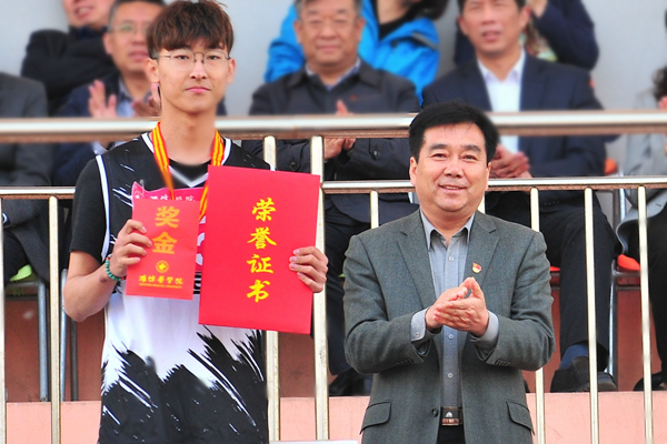 校党委书记李欣章为破校纪录运动员颁奖