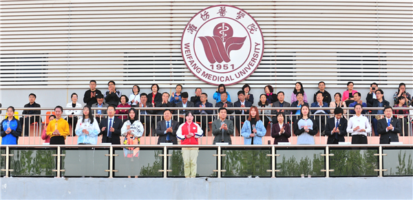 学生女子组团体总分前八名颁奖仪式