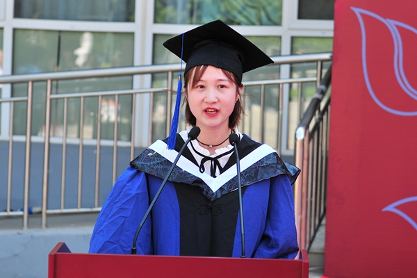 毕业研究生代表于瑶瑶发言