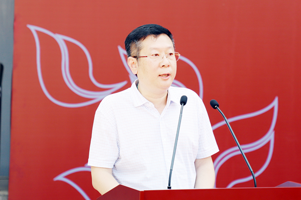 毕业生家属代表李汉水发言