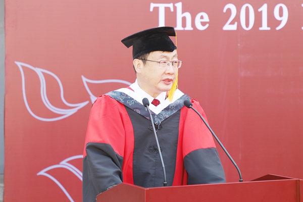 副院长刘军主持毕业典礼