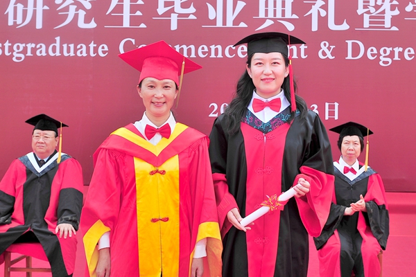 院长管英俊为博士研究生颁发学位证书