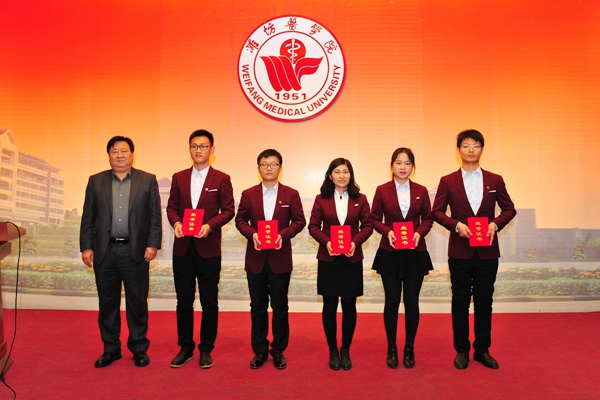 副校长孙宏伟为荣获2017年首届全国医科院校研究生临床能力（医学影像）竞赛三等奖的代表颁奖