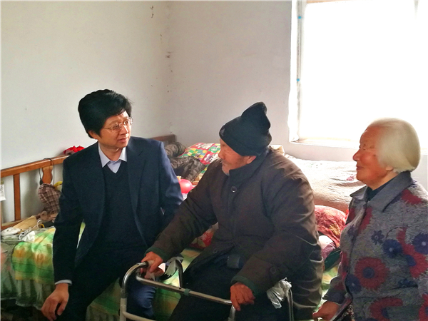 副校长朱军深入帮包村贫困户走访慰问 副校长朱军深入帮包村贫困户走访慰问