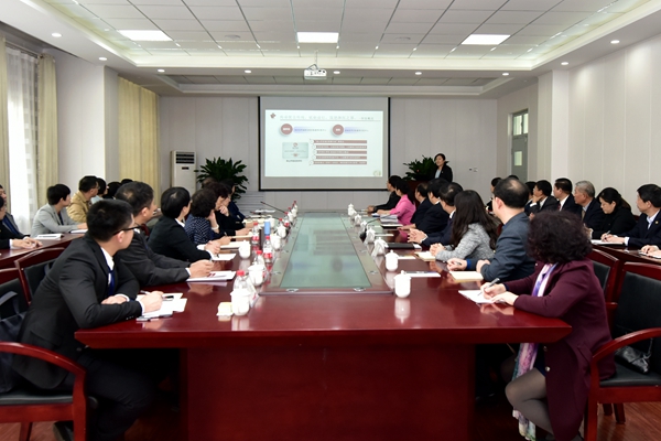 专家组听取基础医学教学部主任汇报