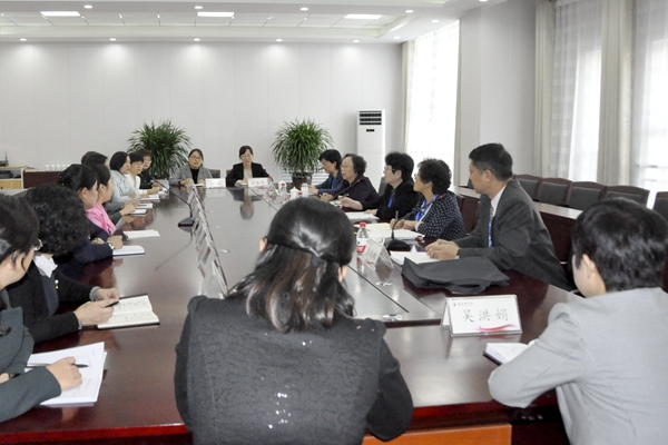 专家举行教师座谈会