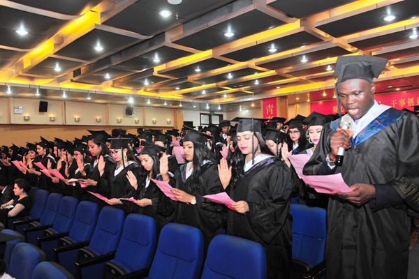 全体毕业留学生一起重温了“医学生誓言”