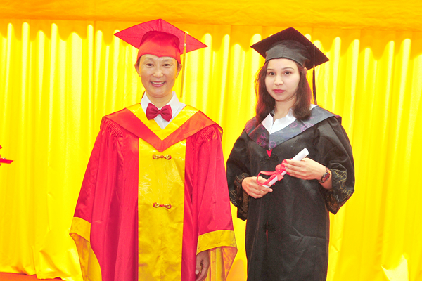 院长管英俊为毕业生颁发学位证书