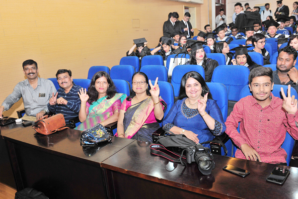 毕业生家属代表参加毕业典礼