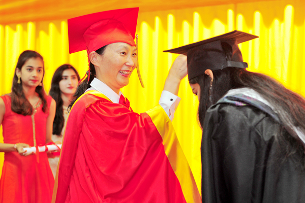 院长管英俊为毕业生扶正流苏