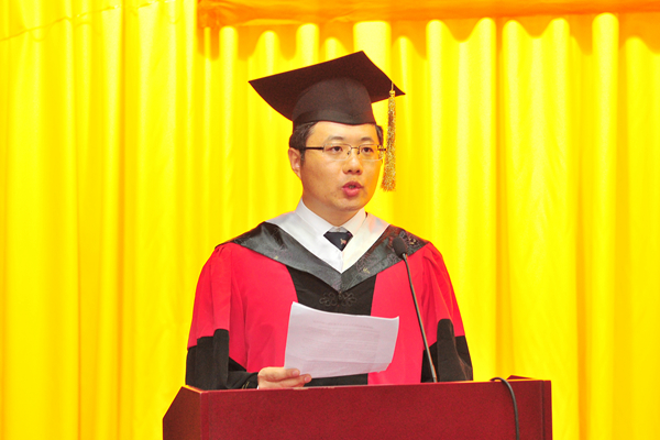 教师代表王玉冰发言