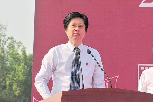 副院长朱军主持毕业典礼