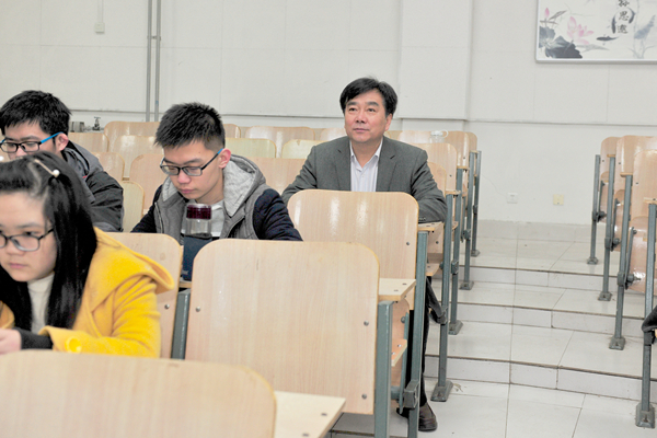 校党委书记李欣章到教室听课