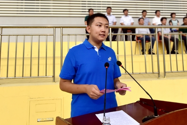 新生代表本科生谭嘉晨同学发言
